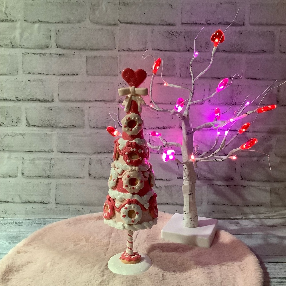 LOVE AND CUPCAKES 13.25in Gingerbread Donuts Tree